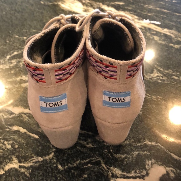 TOMS! - Picture 3 of 5